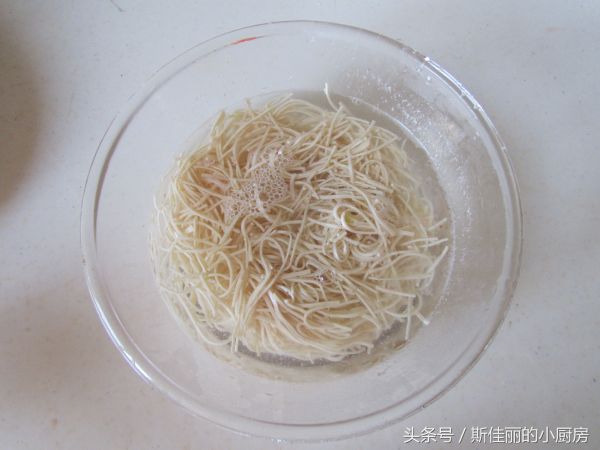 虾仁苦菊拌干丝