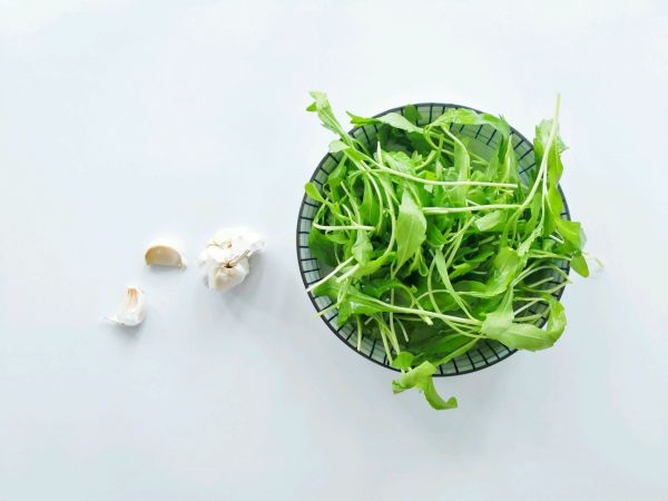 蒜片清炒马兰头