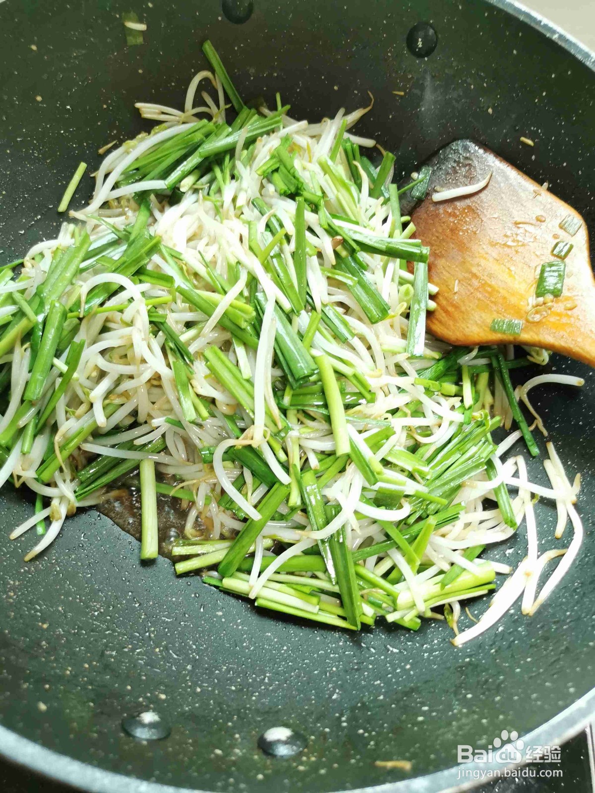 韭菜炒绿豆芽的做法