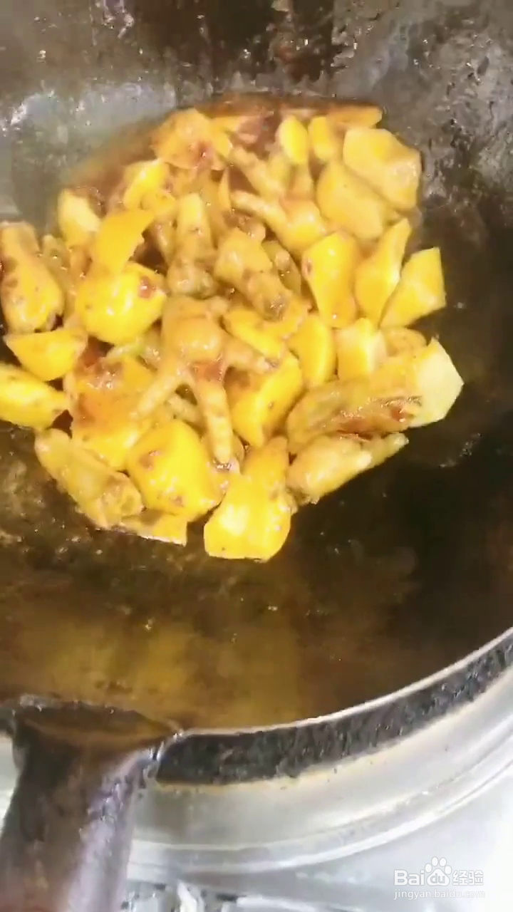 如何制作好吃土豆烧鸡爪？