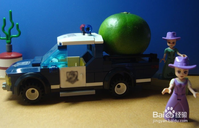 如何用积木拼装搬运桔子的场景