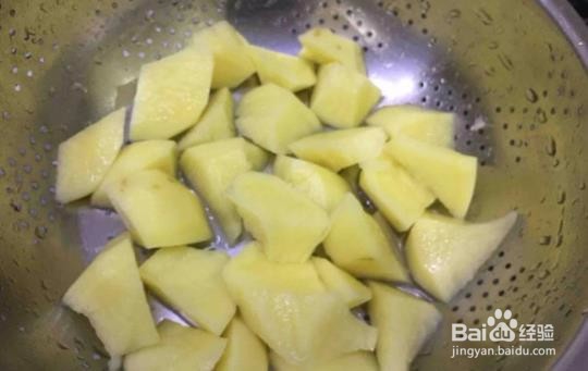 制作牛腩焖土豆