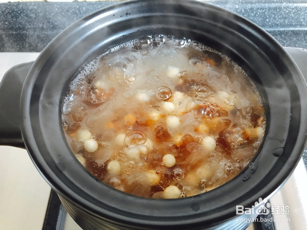 简单好吃的椰浆黑米桃胶银耳羹