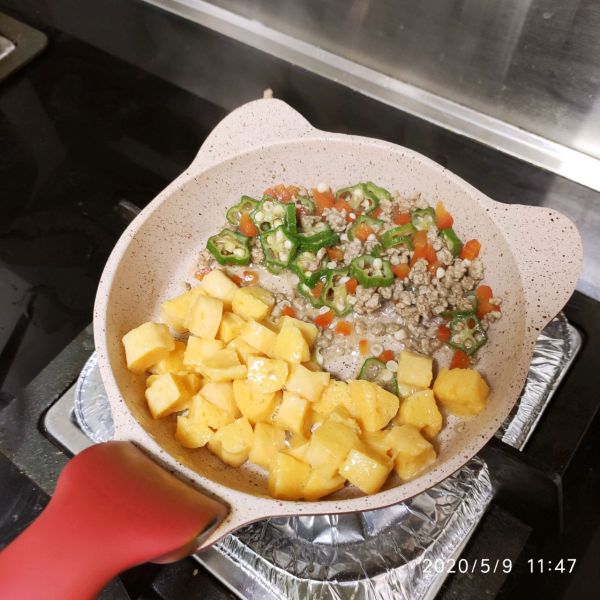 牛肉秋葵彩椒炒馒头