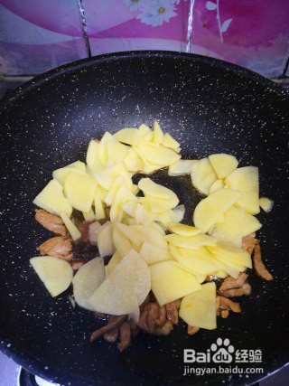 五花肉炒土豆