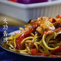 制作虾仁酱炒杂蔬面