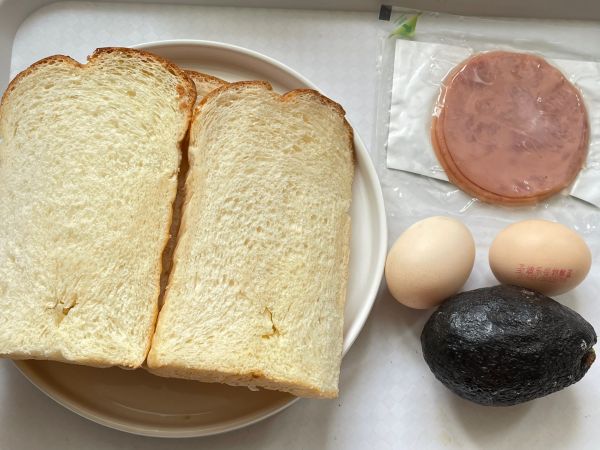 牛油果滑蛋三明治