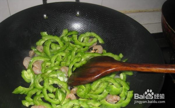 跟着做美味的豆豉虾仁炒苦瓜