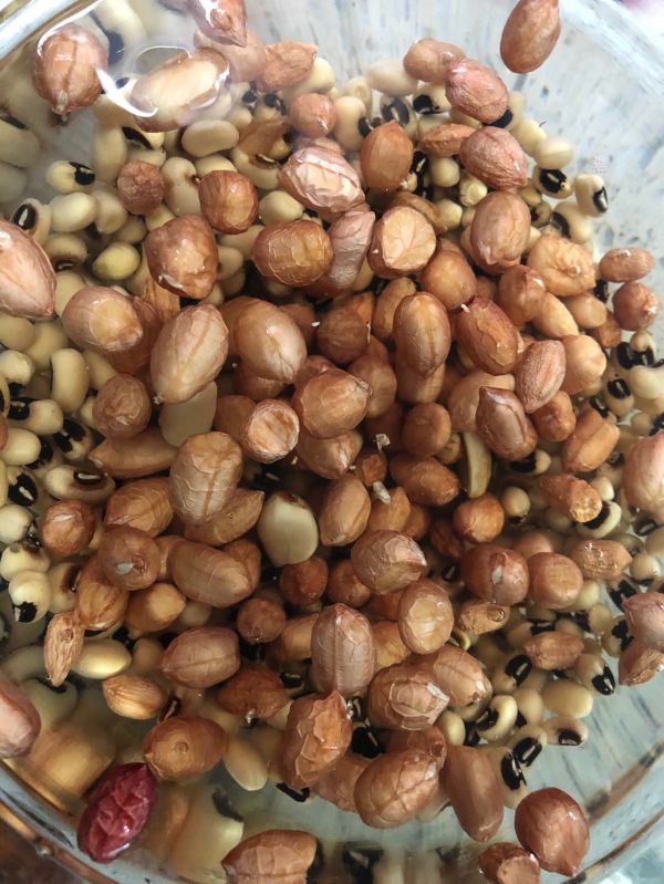 广式眉豆花生莲藕猪脚汤