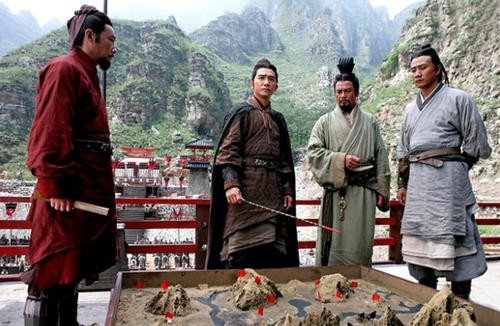 摇头晃脑（摇和晃是近义词的）相像的词