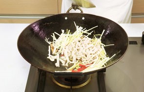 美味的韭黄香菇炒鸡丝