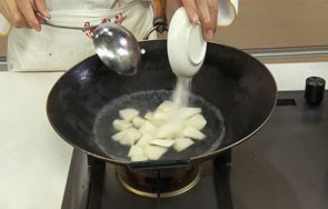 清热解咳：冰糖炖雪梨