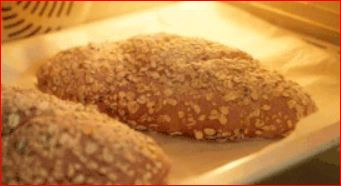 紫薯黑芝麻软欧包的做法