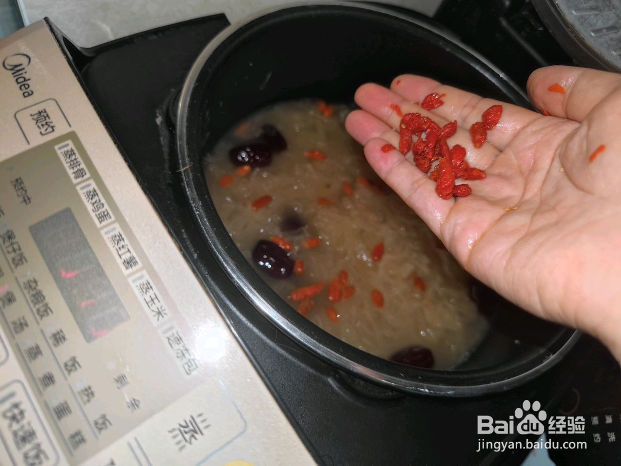 百分百胶质的红枣银耳羹的做法