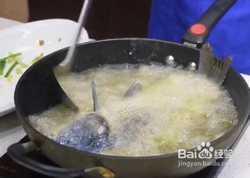 传统川菜炝锅鲤鱼的做法