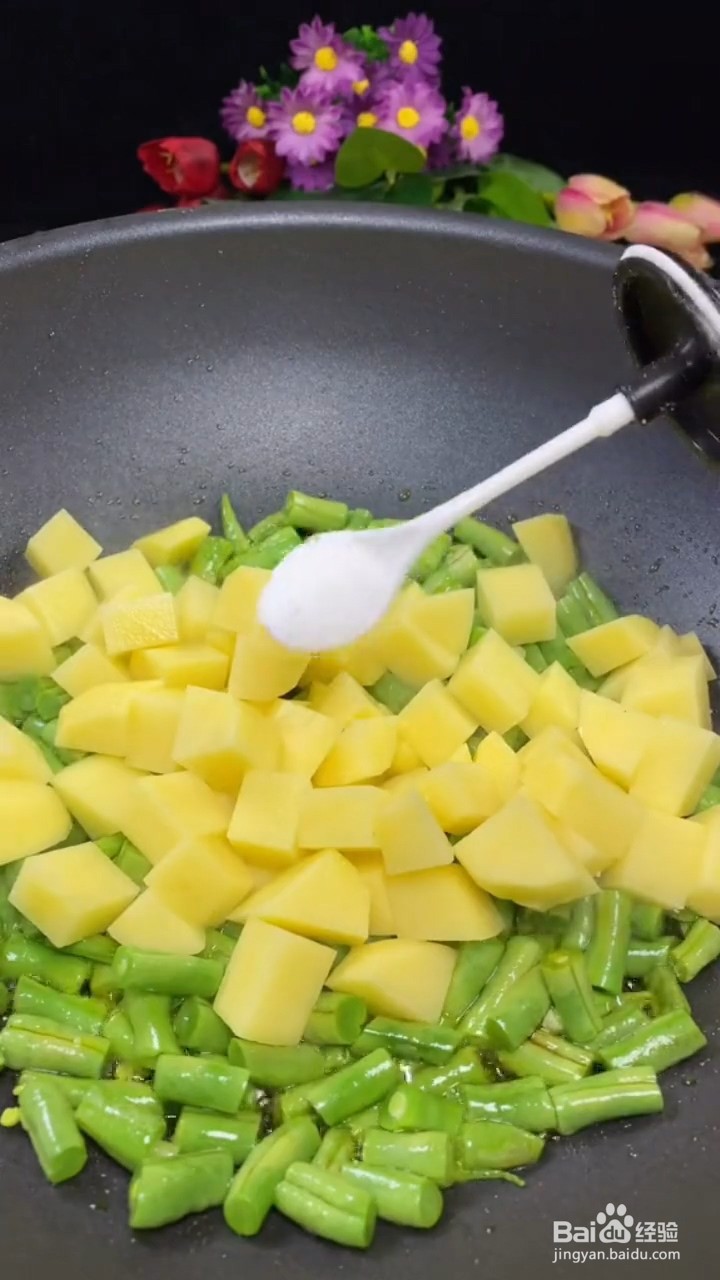 如何自制美味好吃的豆角土豆焖面
