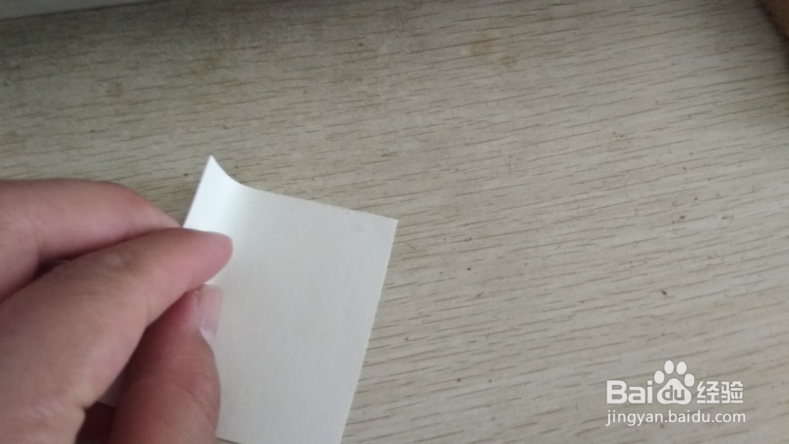 如何用一块正方形的纸做简易的中性笔的支架