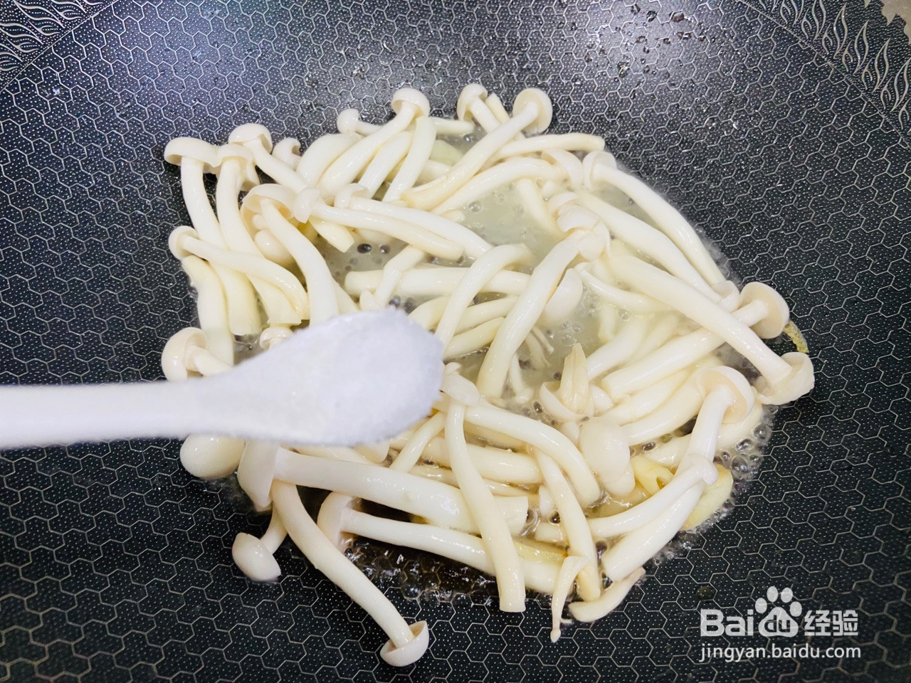 白玉菇炒鸡蛋的做法