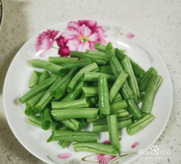 青椒豆角炒木耳的做法