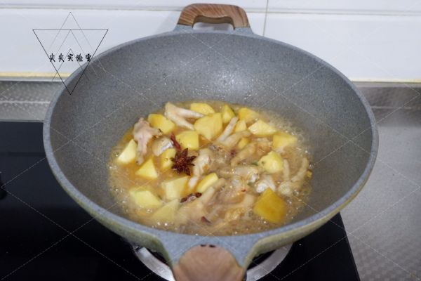香辣鸡爪烧土豆