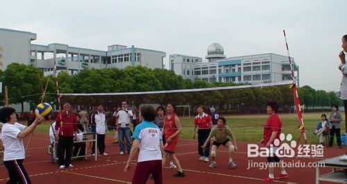 排球平时练习中如何垫球