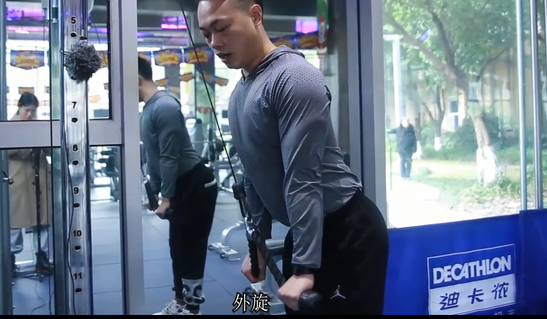 增肌干货:绳索下压,锻炼肱三头肌