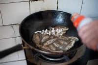 鲜美无比的地道野生菜葱油小鲫鱼