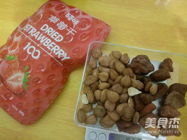 草莓杏仁牛轧糖