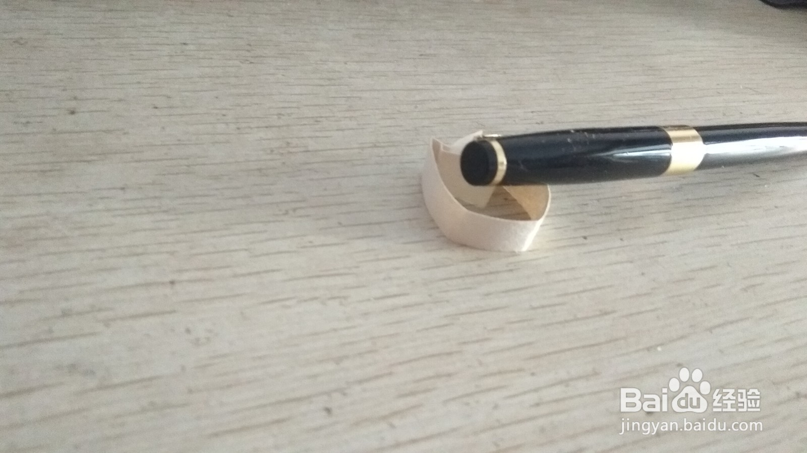 如何用细长的素描画纸做半圆形简易的钢笔的支架