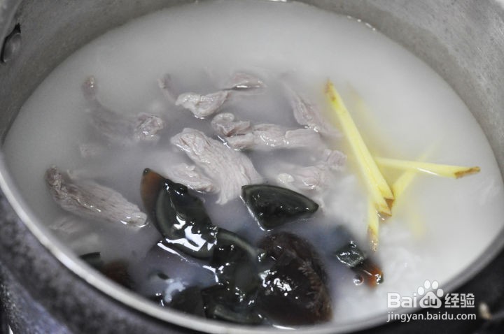 如何做皮蛋瘦肉粥。