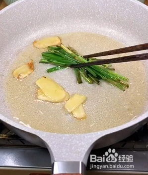 如何自制美味葱油焖鸡?