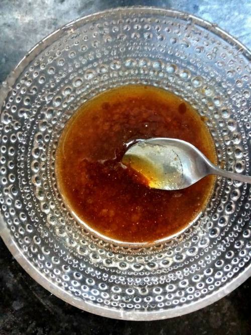 将油,盐,白糖,胡椒粉,生抽,蚝油,姜粉,麻油等兑点凉开水调匀即可.