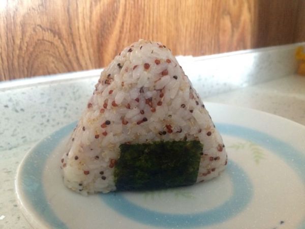 金枪鱼土豆色拉藜麦饭团