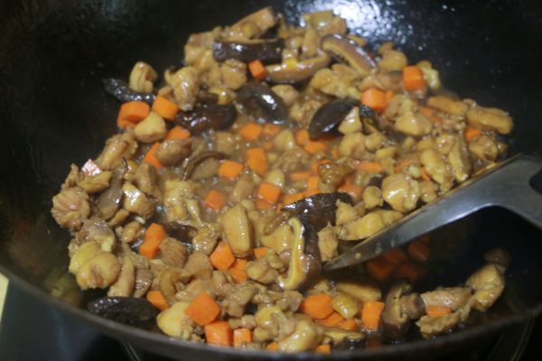 香菇鸡肉煲仔饭