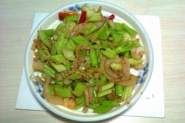 肉末炒葱头芹菜