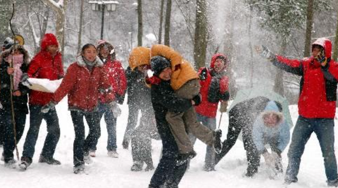 雪中快乐的玩耍的句子有哪些