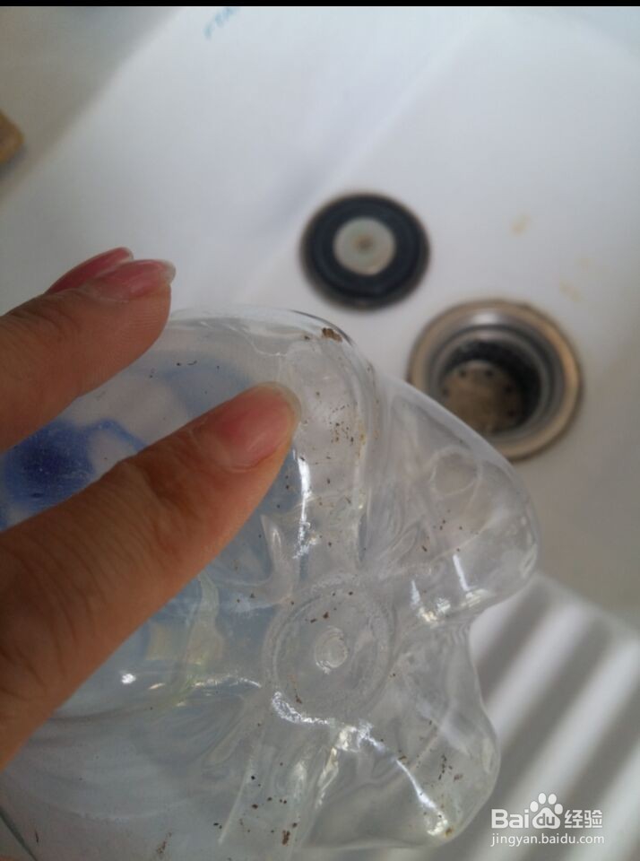 出差后自动浇花出门自动浇灌滴水花草保命方法