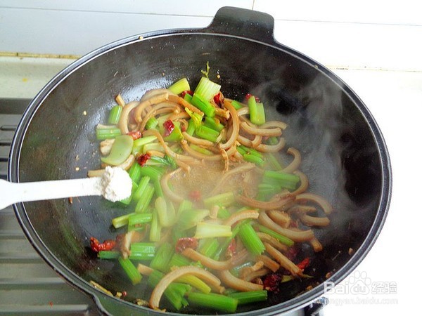 芹菜炒牛肚的做法