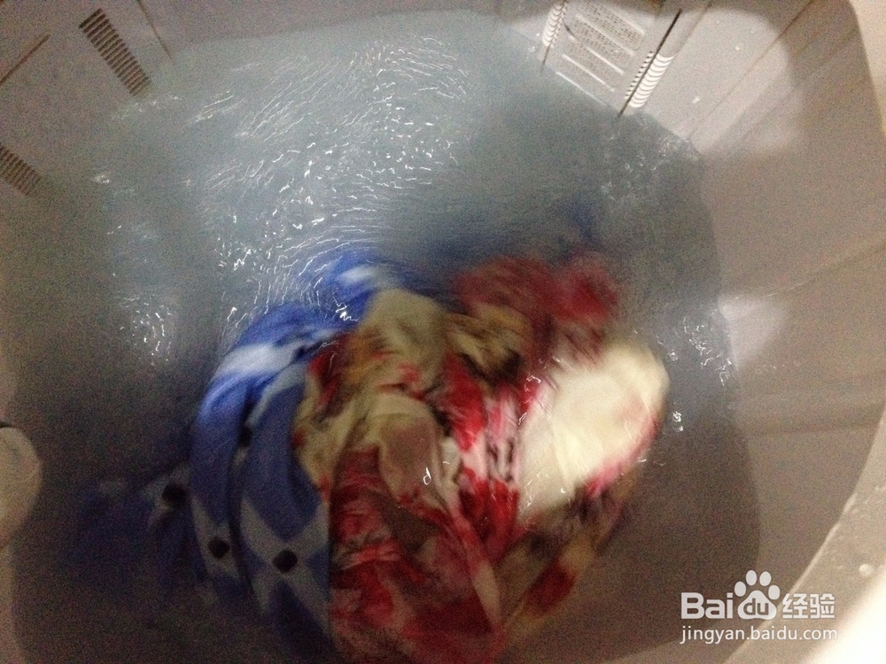 用洗衣机洗衣服的时候可以把香皂作为洗衣液使用