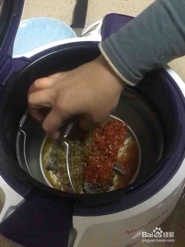 双椒蒸鲈鱼的做法