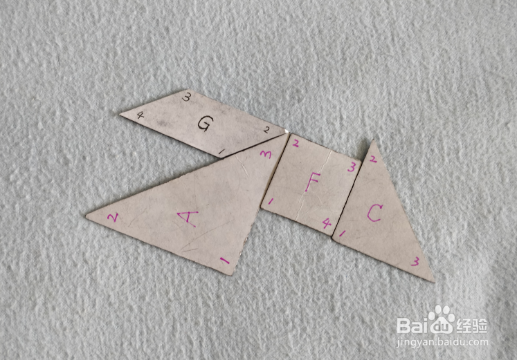 用七巧板怎样拼一只低头向前跑的小鸡？