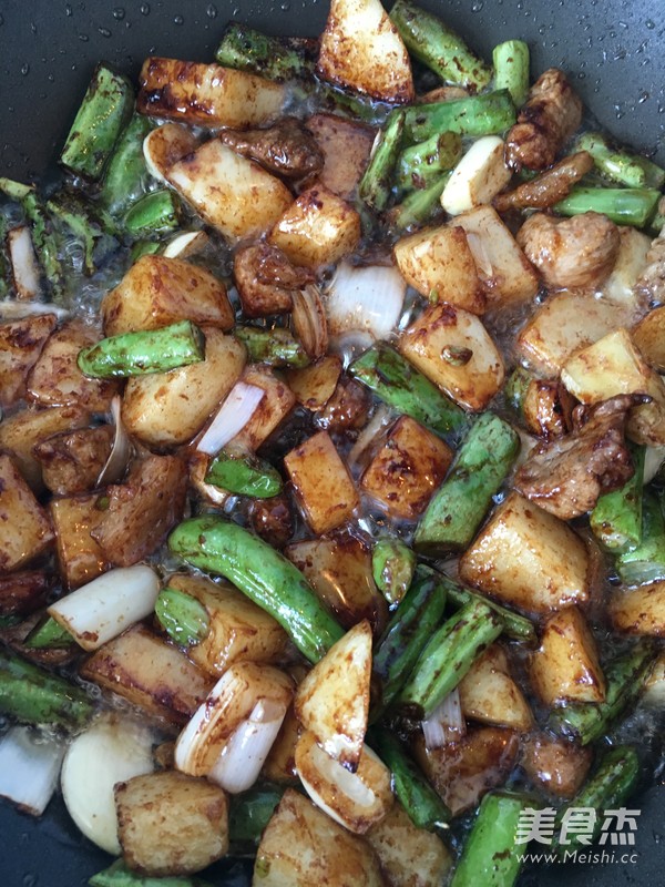 砂锅土豆粉皮炖肉