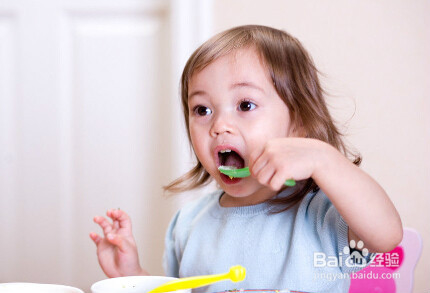 给宝宝添加辅食的时间和具体操作方式