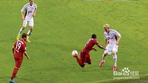 踢足球怎样彩虹过人