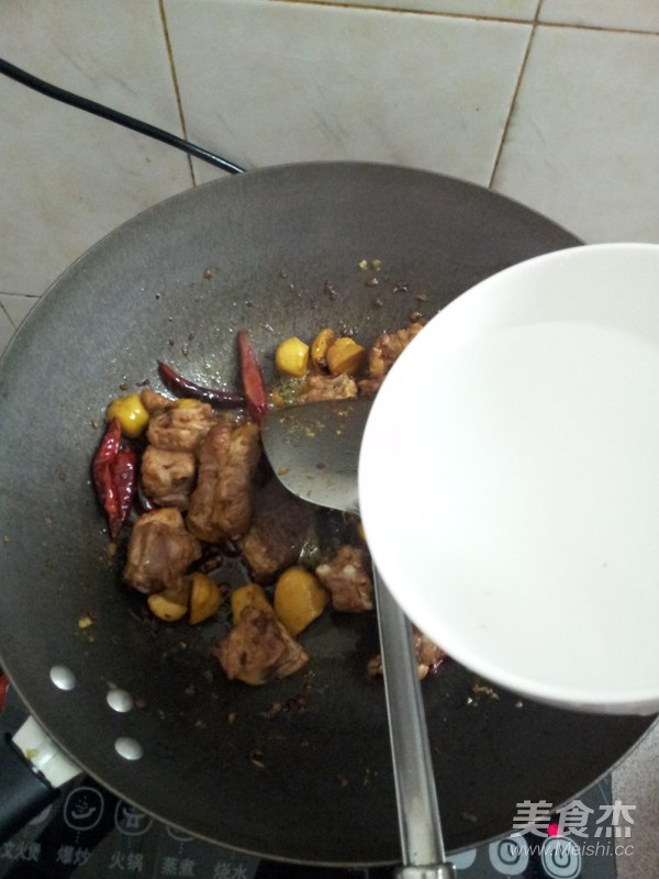 板栗焖排骨的做法