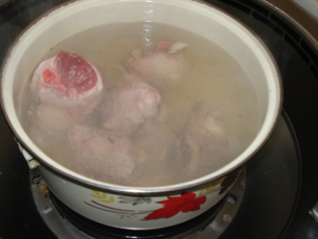 超级简单又美味的番茄玉米大骨汤