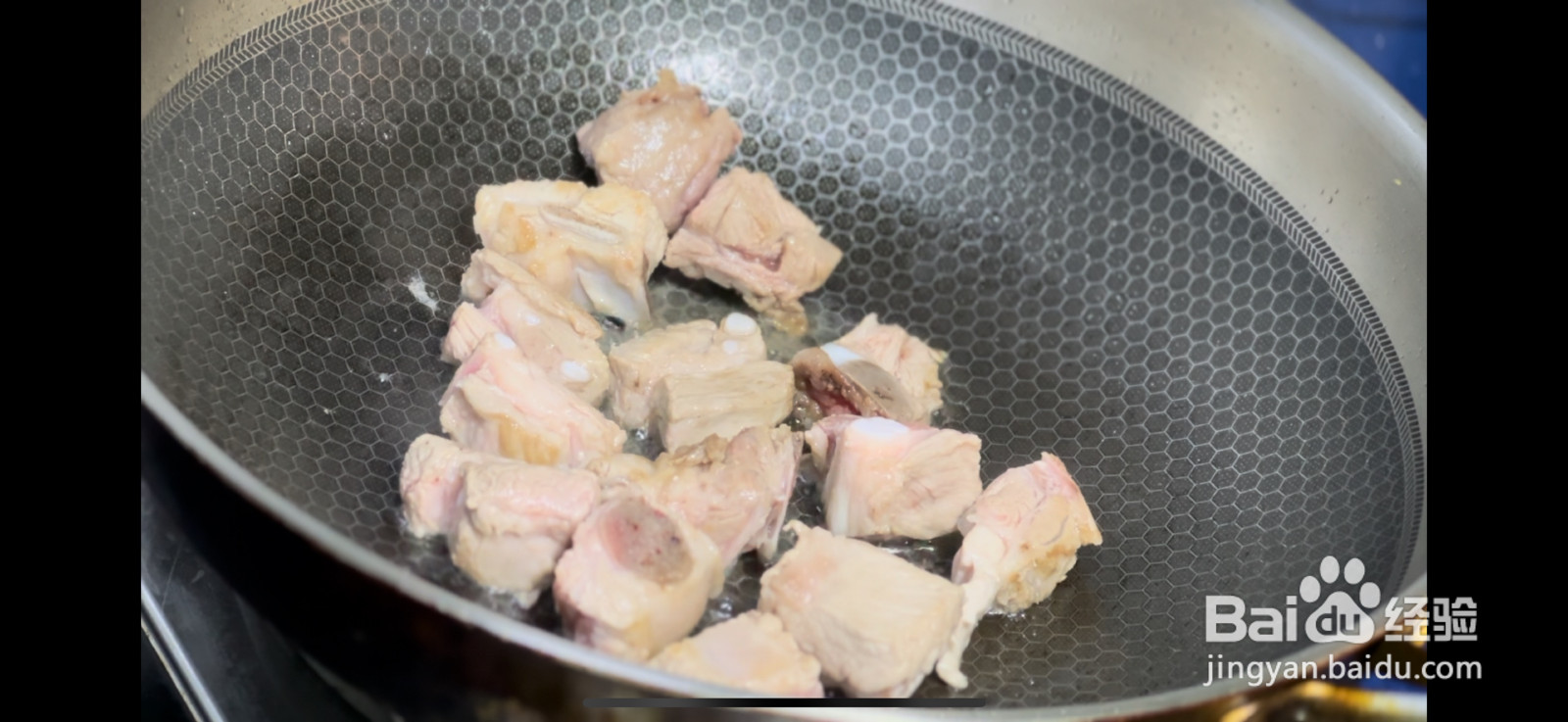 下饭菜土豆青椒焖排骨的做法