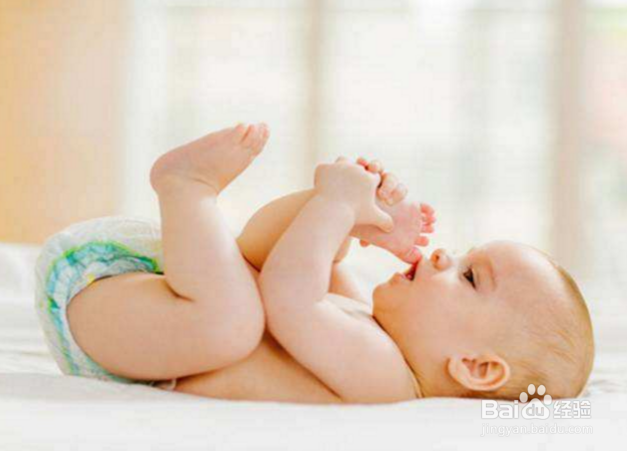 如何应对新生宝宝的一些异常动作？