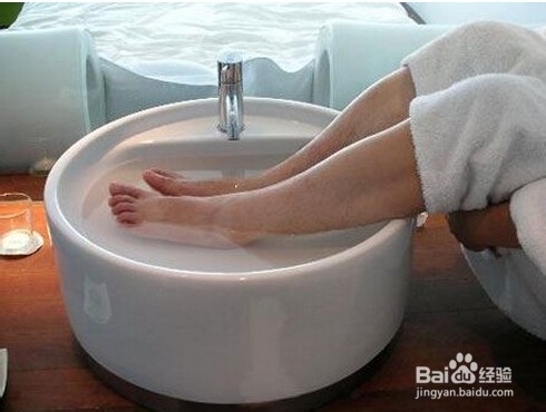 简单方法解决手脚干燥开裂的问题