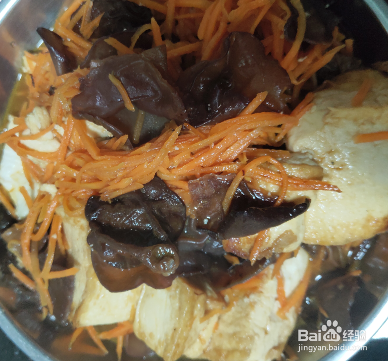 胡萝卜木耳焖豆腐的做法
